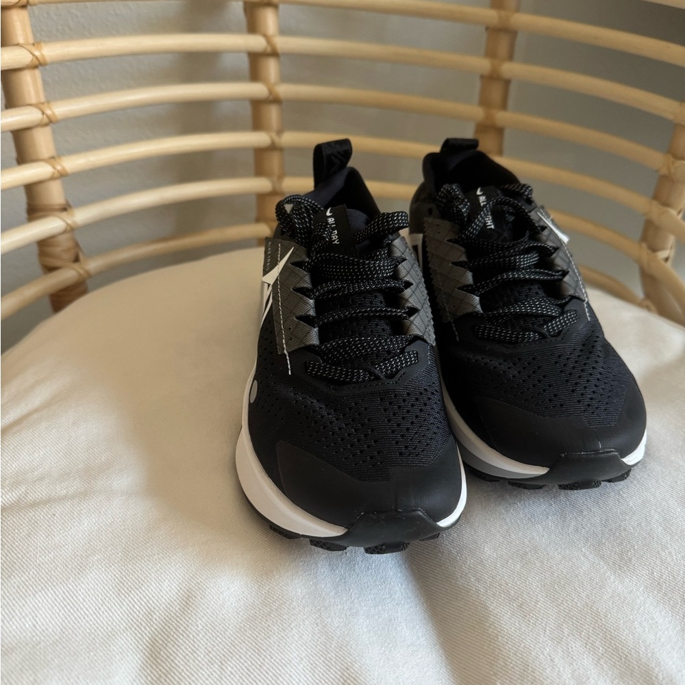 Nike Zegama 2 trail running shoe - size 7